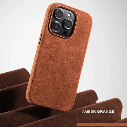 Coque de téléphone en tissu suède orange ambre avec triple caméra, design élégant et moderne
