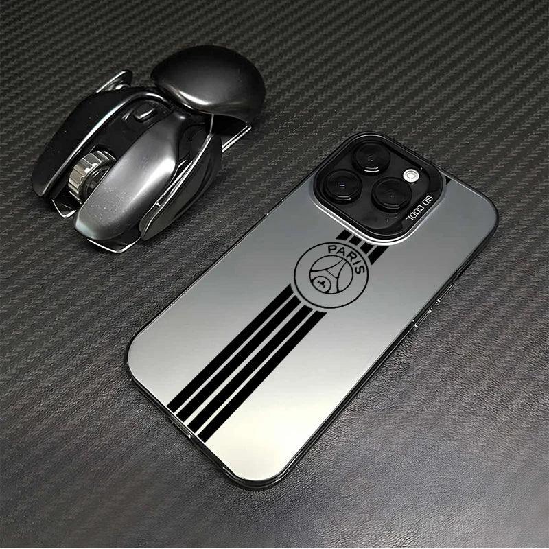 Smartphone gris avec coque miroir PSG et rayures noires, posé sur surface carbone avec clip noir