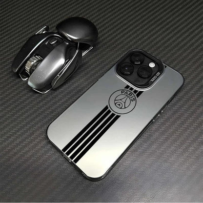 Smartphone gris avec coque miroir PSG et rayures noires, posé sur surface carbone avec clip noir
