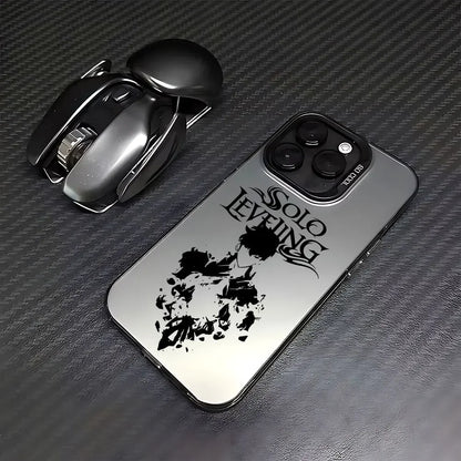 Coque de téléphone argentée avec illustration Solo Leveling et souris noire sur surface texturée
