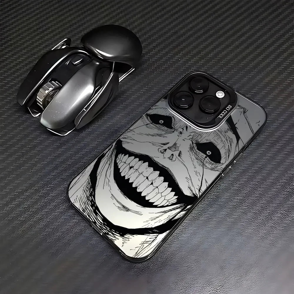 Coque de téléphone noir avec un dessin effrayant d'un visage souriant en monochrome sur fond en fibre de carbone