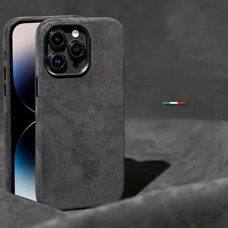 Coque de téléphone gris foncé en suédine avec triple caméra sur fond gris texturé