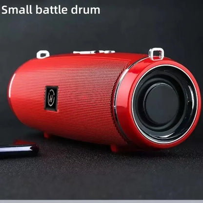 Petit haut-parleur portable Bluetooth cylindrique rouge avec grille et logo noir sur fond noir