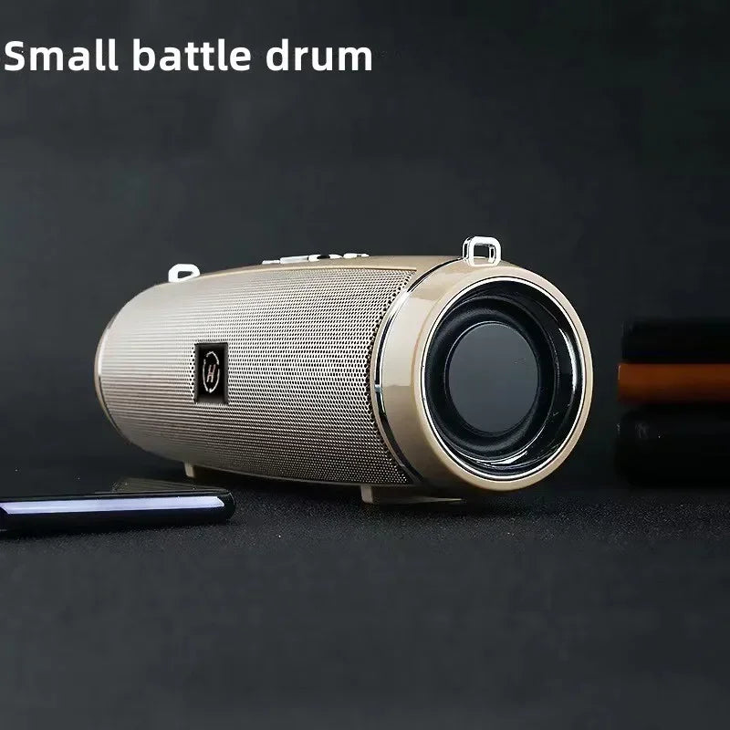 Enceinte Bluetooth portable dorée allongée avec tissu maillé et haut-parleur circulaire, sur fond noir