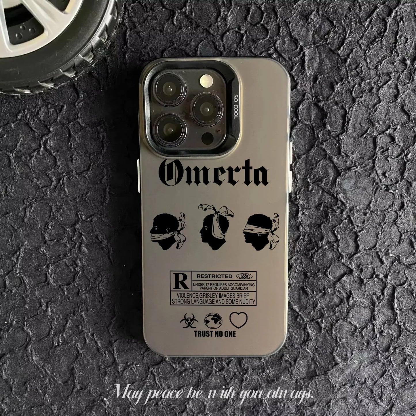 Coque de téléphone gris avec illustrations Omerta, trois profils de tête et texte Trust No One sur surface noire texturée
