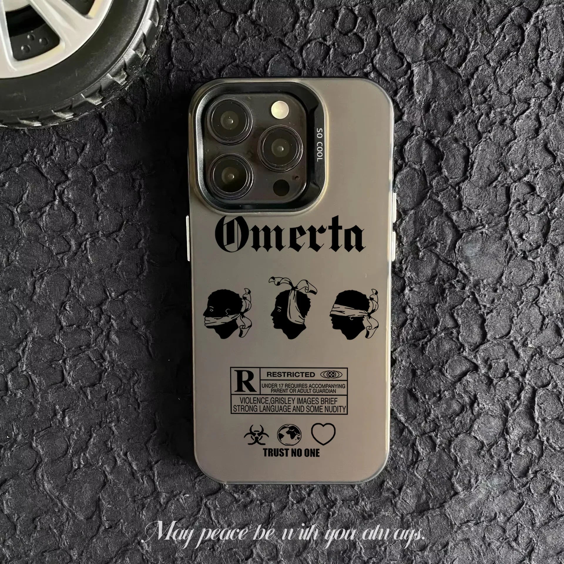 Coque de téléphone gris avec illustrations Omerta, trois profils de tête et texte Trust No One sur surface noire texturée