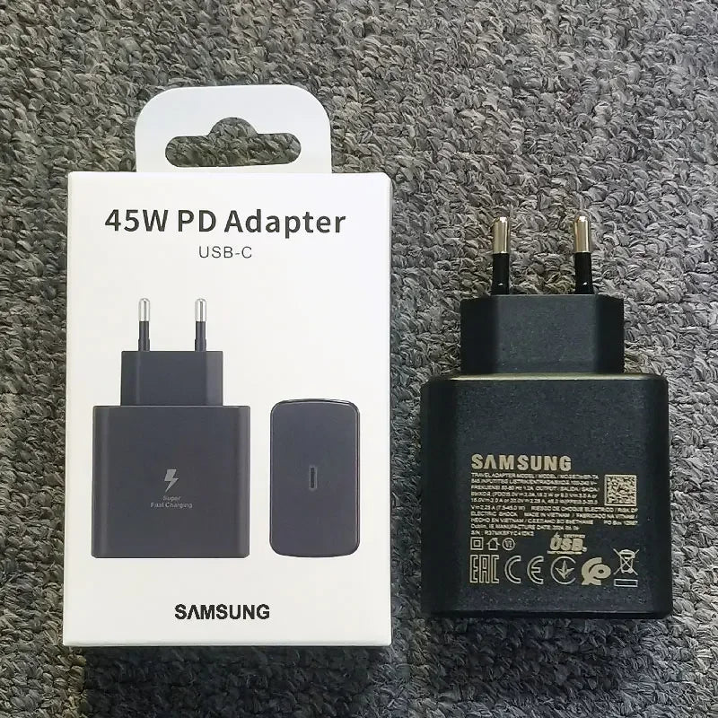 Adaptateur secteur Samsung 45W PD USB-C noir avec emballage sur fond gris texturé