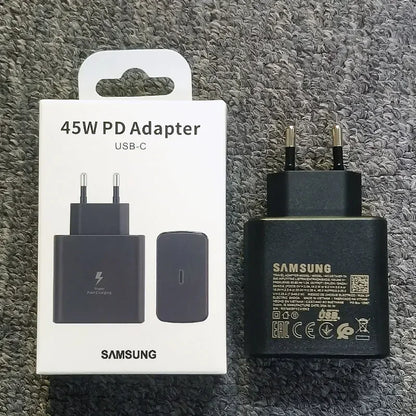 Adaptateur secteur Samsung 45W PD USB-C noir avec emballage sur fond gris texturé