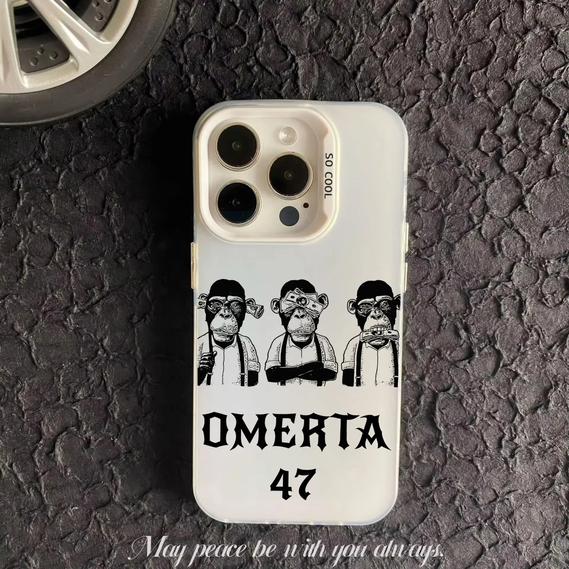 Coque iPhone blanche avec illustration trois singes portant billets et texte Omerta 47