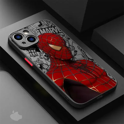 Coque iPhone avec design Spider-Man brillant rouge sur fond noir et dessin Marvel en arrière-plan