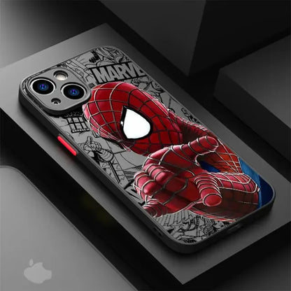 Coque iPhone noire avec illustration 3D de Spider-Man en rouge et bleu, fond bande dessinée Marvel