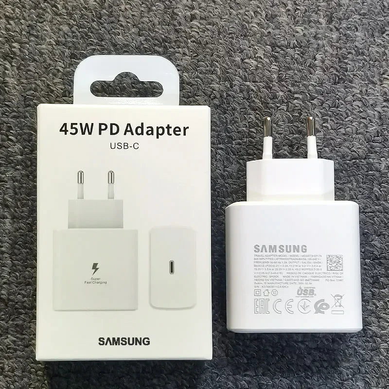 Adaptateur chargeur Samsung 45W PD USB-C blanc sur fond gris, emballage inclus