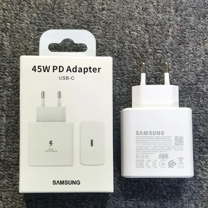 Adaptateur chargeur Samsung 45W PD USB-C blanc sur fond gris, emballage inclus