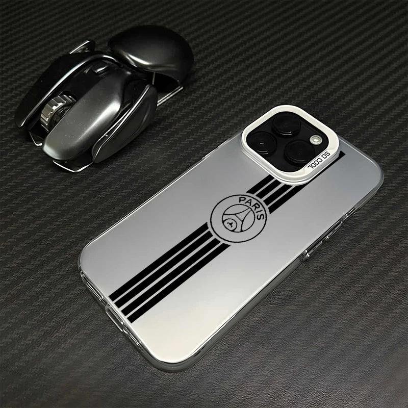 Coque smartphone grise avec bandes noires et logo Paris, posé sur surface carbone, près d'un objet noir