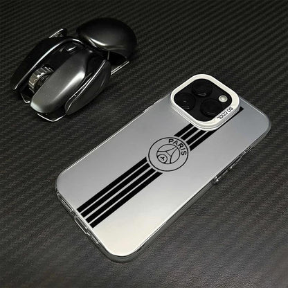 Coque smartphone grise avec bandes noires et logo Paris, posé sur surface carbone, près d'un objet noir