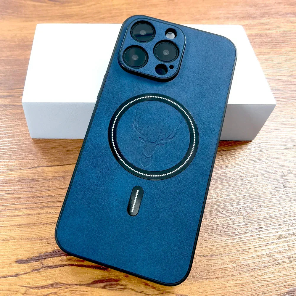 Coque bleue pour iPhone avec logo de cerf embossé et triple appareil photo noir sur boîte blanche