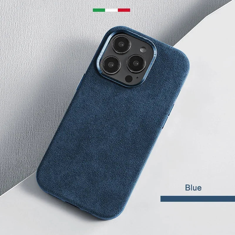Coque de smartphone bleu en tissu avec découpe pour triple caméra, design élégant et moderne