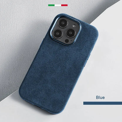 Coque de smartphone bleu en tissu avec découpe pour triple caméra, design élégant et moderne