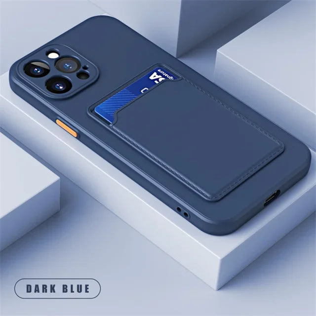 Coque de téléphone bleu marine avec porte-cartes intégré et carte bleue insérée