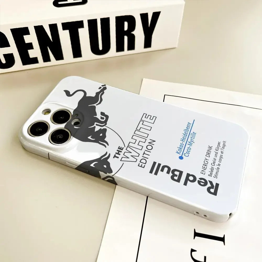 Coque de téléphone blanche avec design Red Bull The White Edition sur fond beige