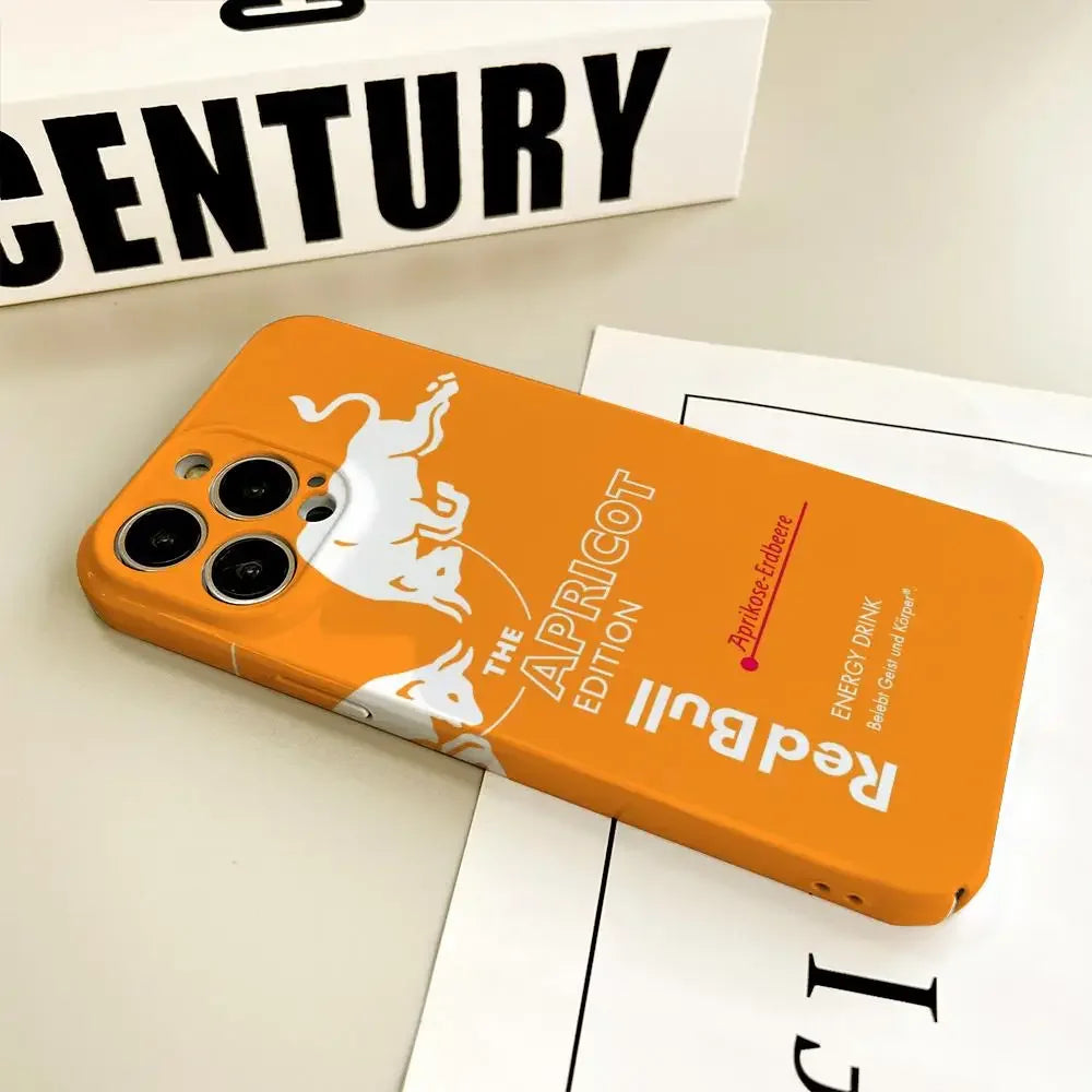 Coque iPhone orange édition Red Bull Apricot avec logo taureau blanc et texte détaillé sur table