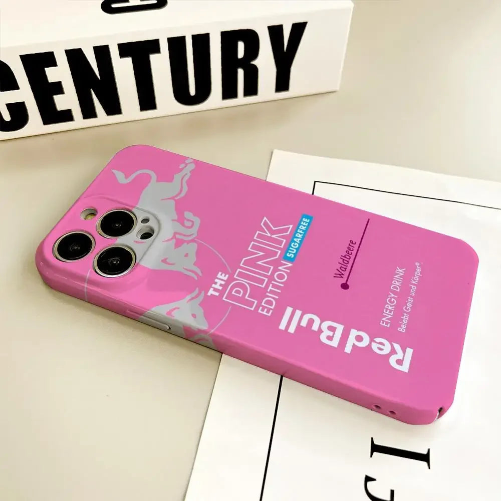 Coque de téléphone rose style Red Bull édition Pink Sugarfree posée sur table blanche avec texte Century en arrière-plan