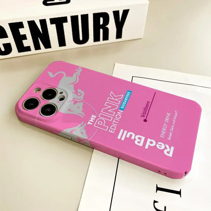 Coque de téléphone rose style Red Bull édition Pink Sugarfree posée sur table blanche avec texte Century en arrière-plan