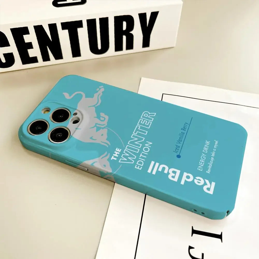 Coque de téléphone bleue Red Bull édition hiver avec motif taureau et texte énergie drink sur bureau