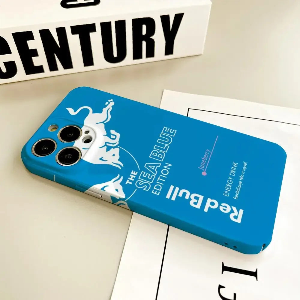 Coque bleu pour iPhone inspirée de Red Bull édition Sea Blue posée sur une table avec livres
