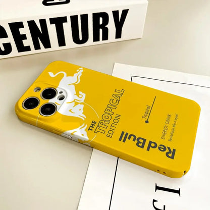 Coque de téléphone jaune Red Bull Tropical Edition avec logo et texte, posée sur une surface claire