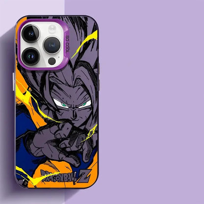 Coque iPhone Dragon Ball Z avec personnage en posture de combat, couleurs orange, bleu et violet