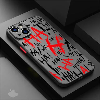 Coque de téléphone noire avec motifs 'HA!' rouges et noirs sur fond gris, design humoristique et moderne