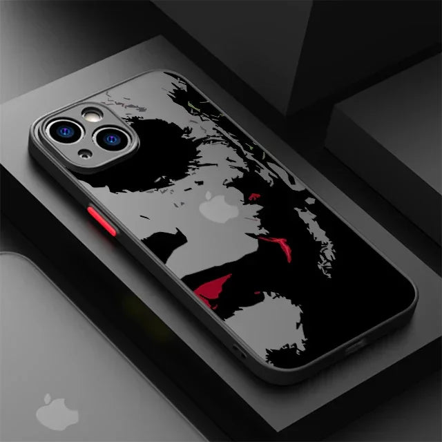 Coque de téléphone iPhone noire avec motif artistique visage homme en noir, gris et rouge, bouton latéral rouge