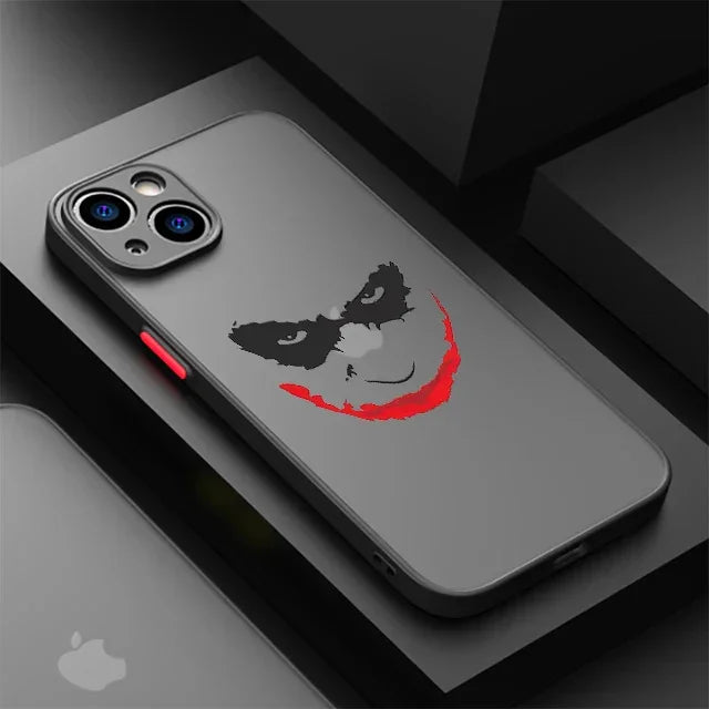 Coque de téléphone gris avec visage stylisé du Joker en noir et rouge, bouton latéral rouge