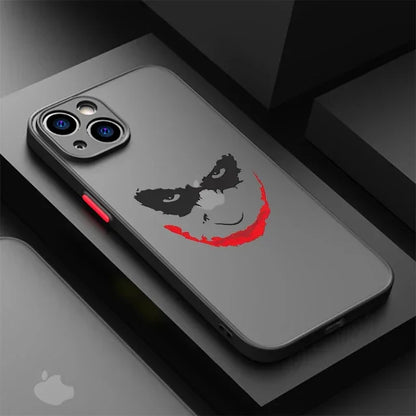 Coque de téléphone gris avec visage stylisé du Joker en noir et rouge, bouton latéral rouge