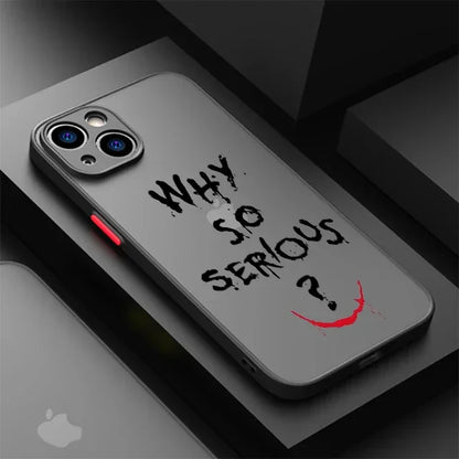 Coque de téléphone grise avec inscription "Why so serious?" en noir et sourire rouge, design Joker