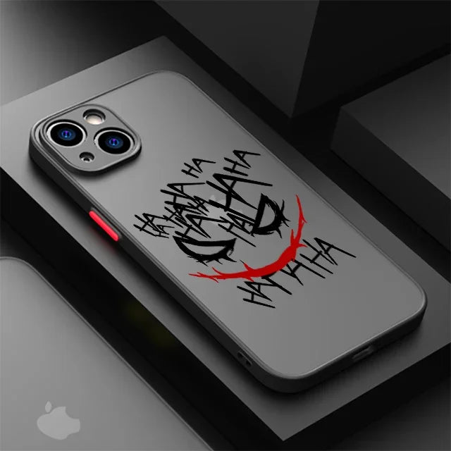 Coque de téléphone gris avec design visage du Joker fait de rires 'HA HA' en noir et sourire rouge
