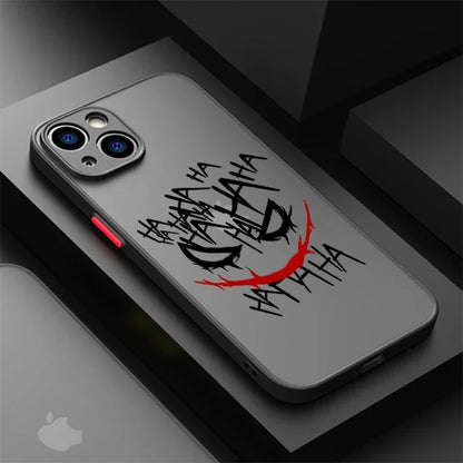 Coque de téléphone gris avec design visage du Joker fait de rires 'HA HA' en noir et sourire rouge