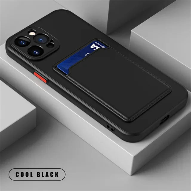 Coque de téléphone noire avec porte-cartes intégré contenant une carte bancaire bleue, design moderne