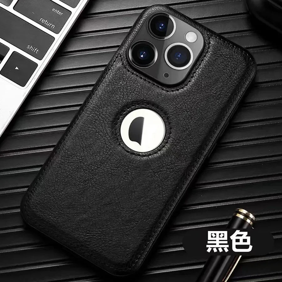 Coque de smartphone noire en cuir avec découpe triple caméra posée sur surface noire rayée