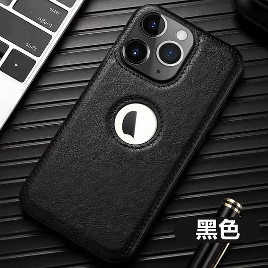 Coque de smartphone noire en cuir avec découpe triple caméra posée sur surface noire rayée