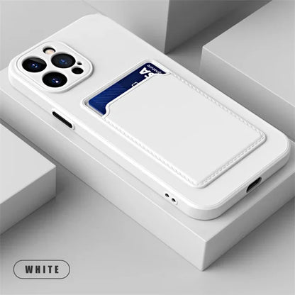 Coque de téléphone blanche avec porte-carte intégré, tenant une carte bleue, sur fond blanc minimaliste