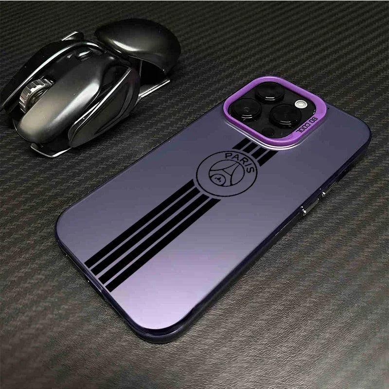 Coque de téléphone violet avec logo Paris et rayures noires à côté d'une souris d'ordinateur noire sur surface texturée