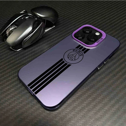 Coque de téléphone violet avec logo Paris et rayures noires à côté d'une souris d'ordinateur noire sur surface texturée