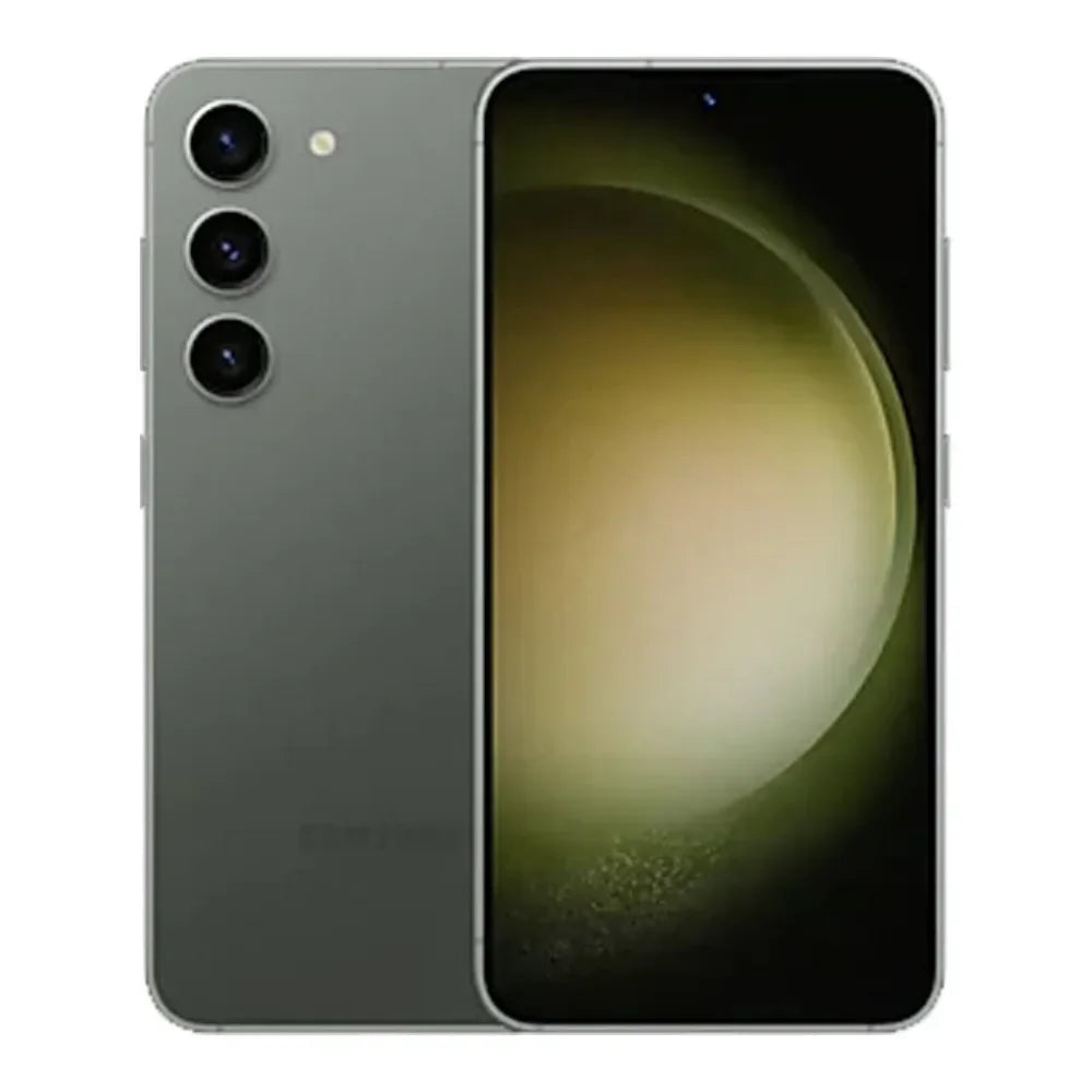 Smartphone moderne vert foncé avec triple caméra arrière et écran allumé, fond sombre flou